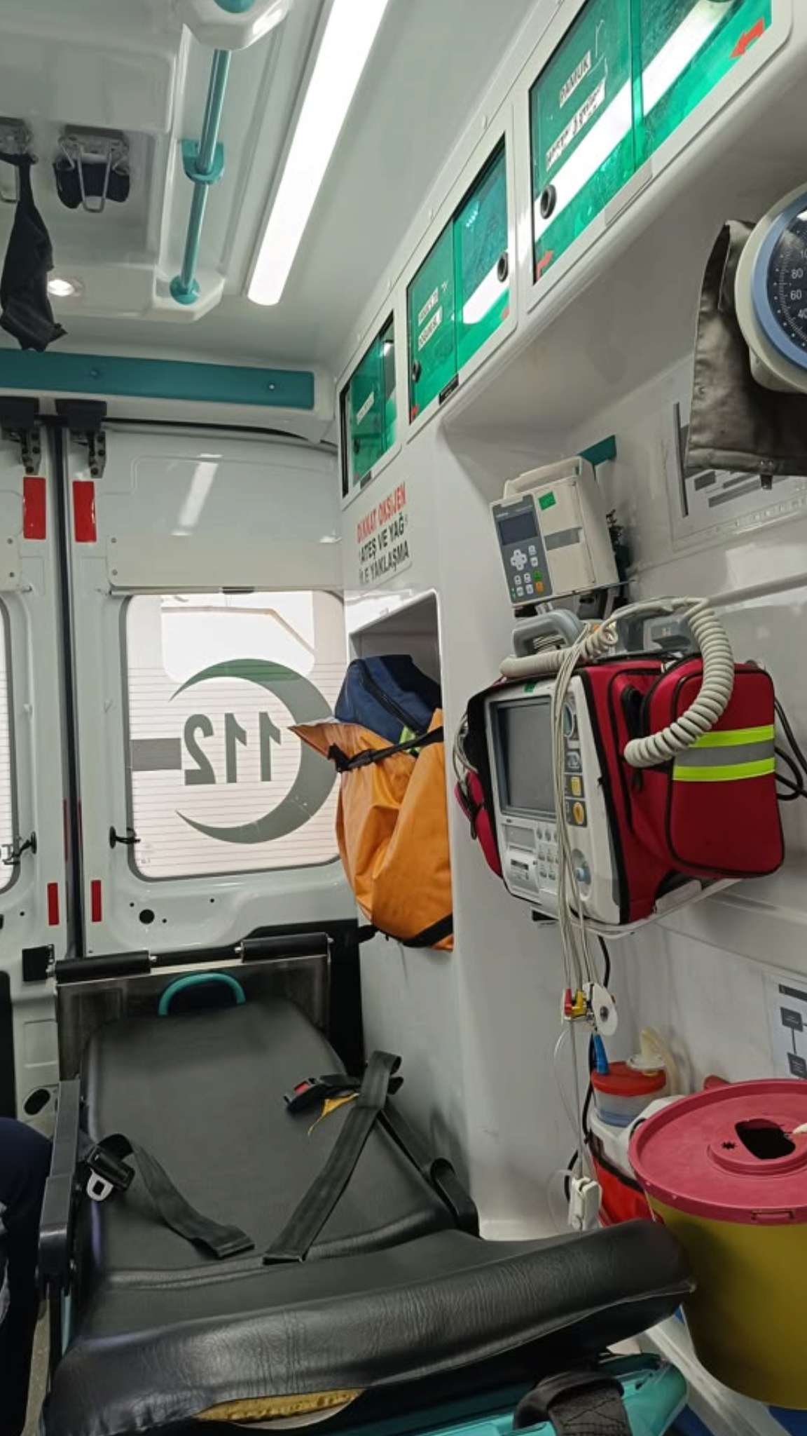 Oxygen ambulance with high-flow oxygen system